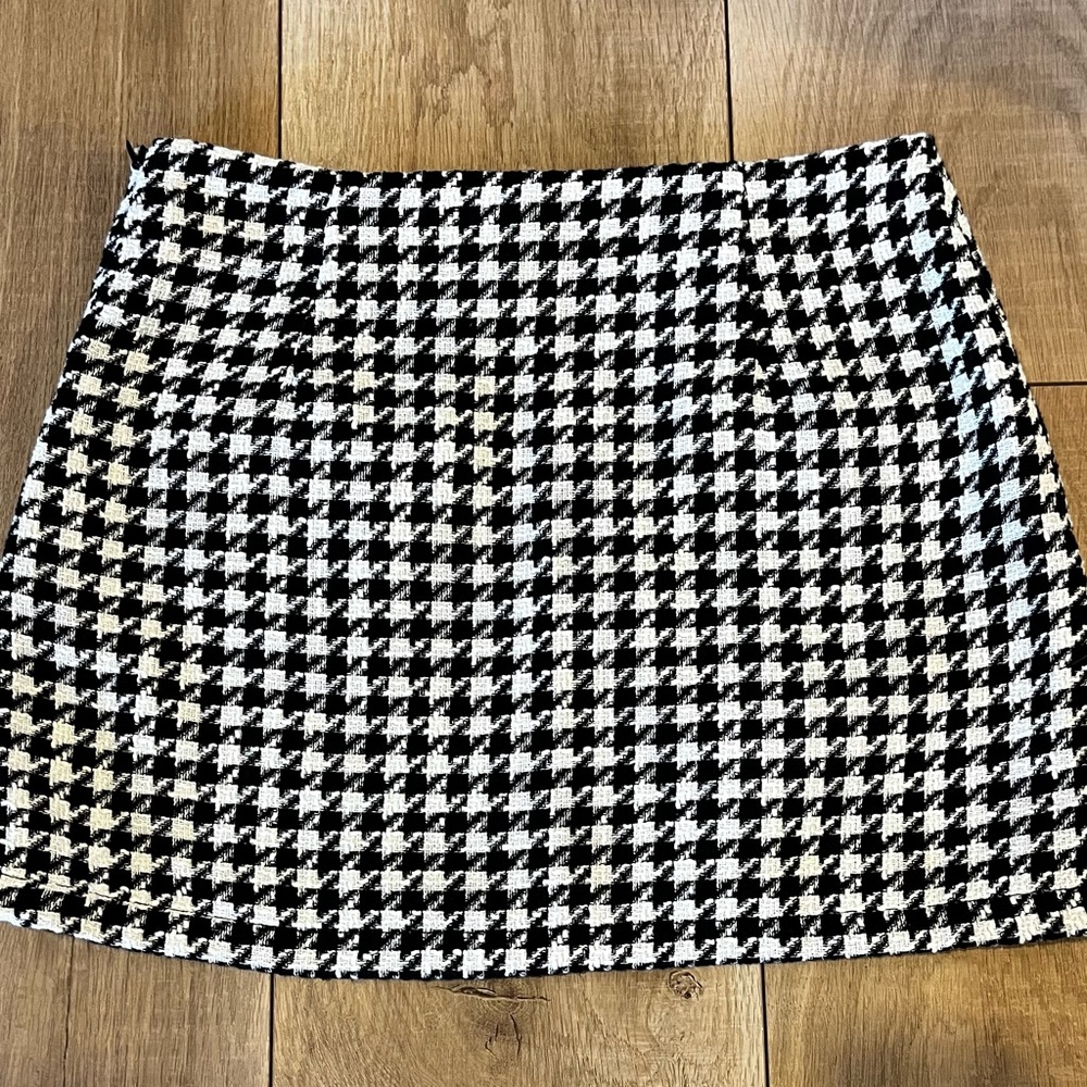 Black & White Houndstooth Mini Skirt - Picture 2 of 10
